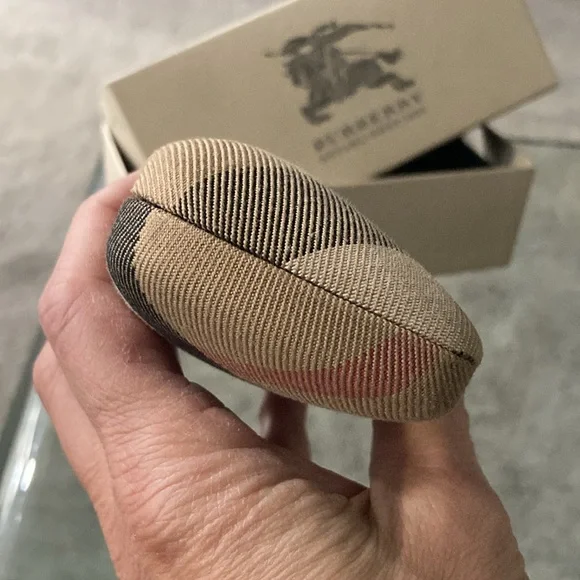 - Burberry Clam Glasses Case NEW With Box - Picture 9 of 9